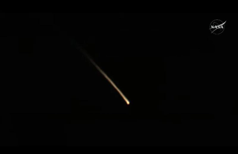 La cápsula SpaceX Dragon desciende hacia el amerizaje. NASA