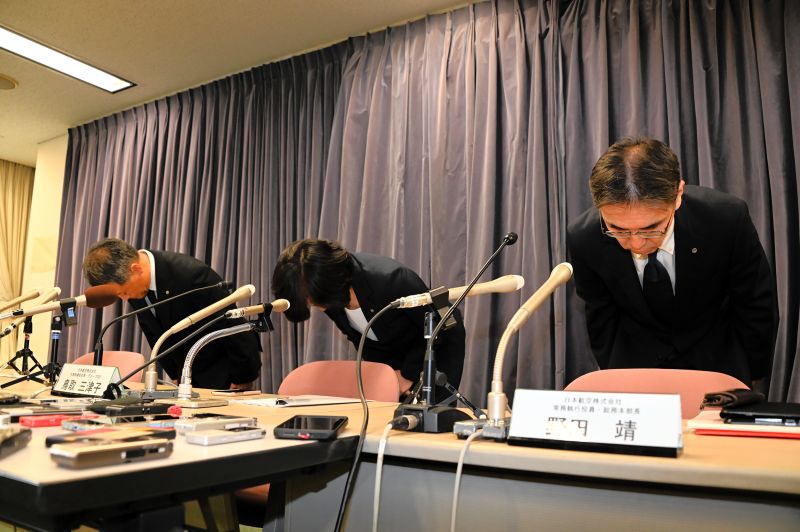 Los ejecutivos de Japan Airlines se disculpan por el incidente con alcohol ocurrido el 10 de septiembre de 2025 en Tokio. The Asahi Shimbun/Getty Images