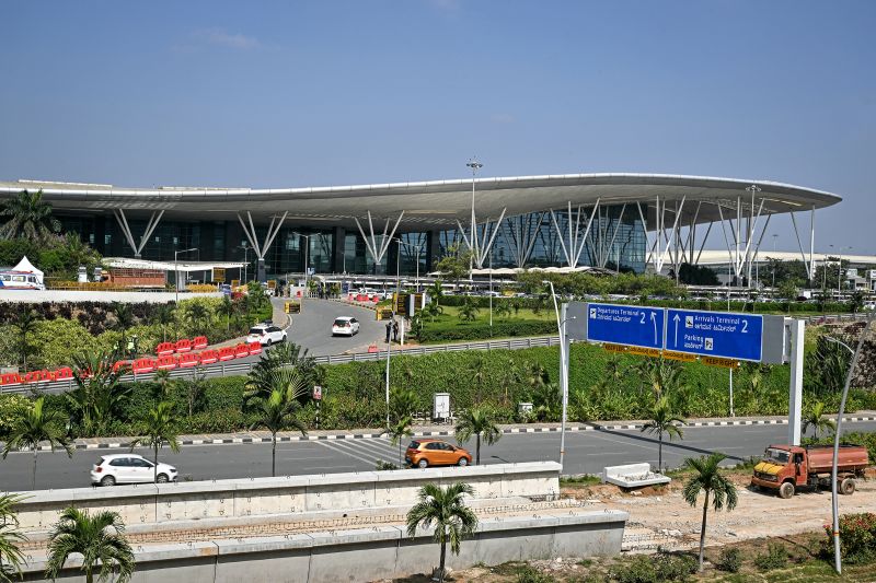 Los viajeros pasan por el Aeropuerto Internacional Kempegowda en Bengaluru el 9 de diciembre de 2025. Idrees Mohammed/AFP/Getty Images