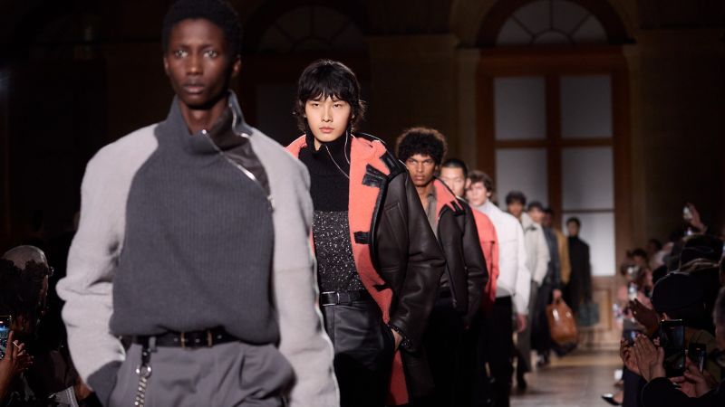 Modelos con chaquetas de piel de oveja con un inesperado toque de forro rosa caminan por la pasarela durante el desfile de Hermès en la Semana de la Moda Masculina de París el 24 de enero. Hermes