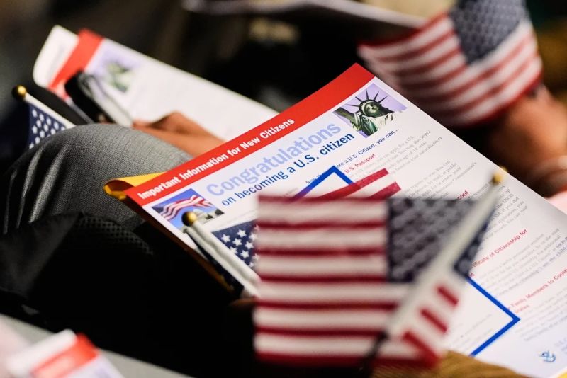 El senador republicano Bernie Moreno dice que las personas que se naturalizan como ciudadanos estadounidenses deberían renunciar a sus vínculos anteriores. Charles Krupa/AP