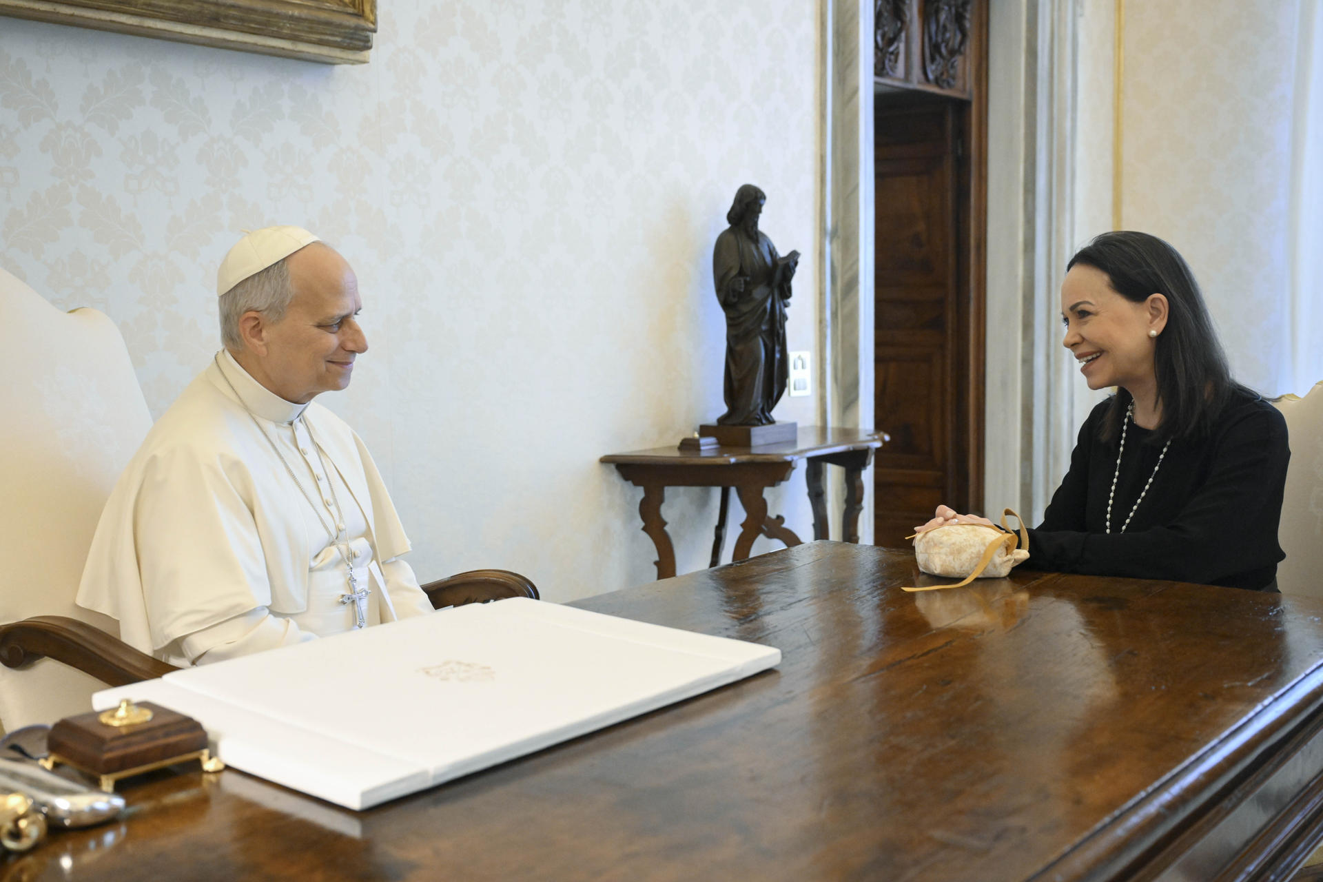 El papa León XIV recibe a la líder opositora venezolana y nobel de la paz María Corina Machado, este lunes en el Vaticano.EFE/ Simone Risoluti/Dicasterio para la Comunicación Del Vaticano 