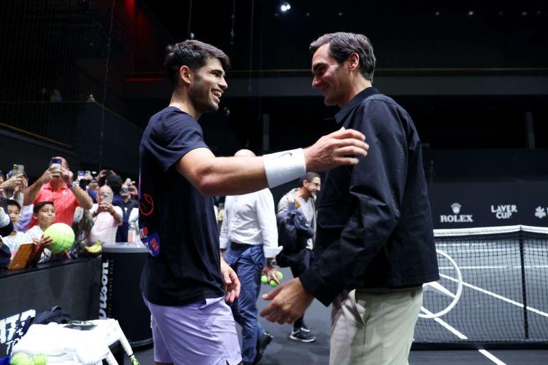 Carlos Alcaraz y Roger Federer conversan durante la Laver Cup 2024. Clive Brunskill/Getty Images