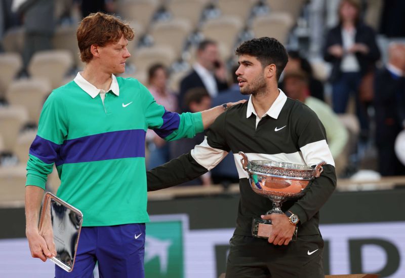 Jannik Sinner felicita a Carlos Alcaraz tras su título en Roland Garros 2025. Clive Brunskill/Getty Images