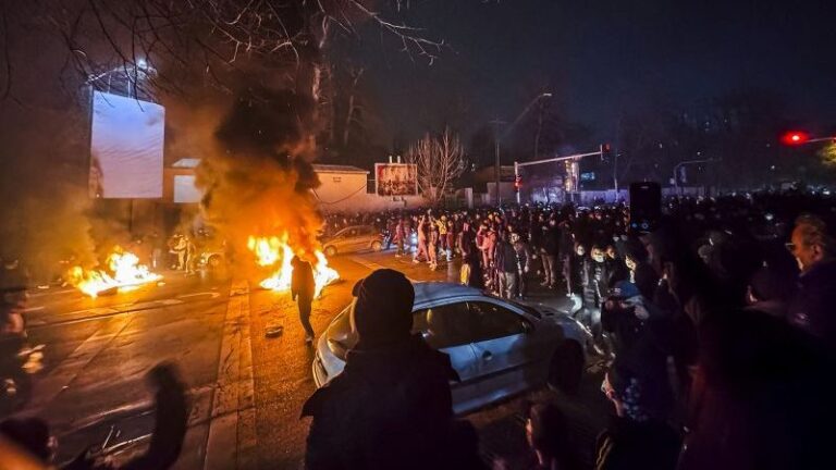Trump sugiere a ciudadanos de EE.UU. salir de Irán y dice no conocer el número de muertos por las protestas