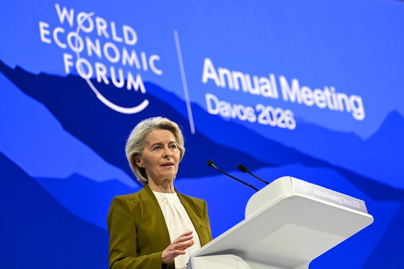 La presidenta de la Comisión Europea, Ursula von der Leyen, pronuncia un discurso durante la reunión anual del Foro Económico Mundial en Davos, Suiza, el martes. Fabrice Coffrini/AFP/Getty Images