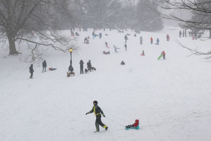 La gente va a pasear en trineo por la nieve en Cedar Hill en Central Park en la ciudad de Nueva York el domingo. Timothy A. Clary/AFP/Getty Images