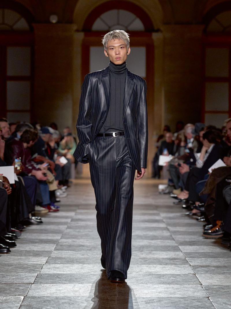 Presentaba numerosas piezas de cuero meticulosamente elaboradas, como este traje con costuras de raya diplomática. Filippo Fior/Gorunway.com/Cortesía Hermès