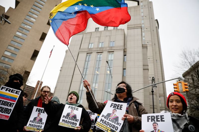 Protestas frente al Tribunal Federal de Manhattan antes de la comparecencia formal del presidente venezolano Nicolás Maduro el 5 de enero en Nueva York/Stefan Jeremiah/AP