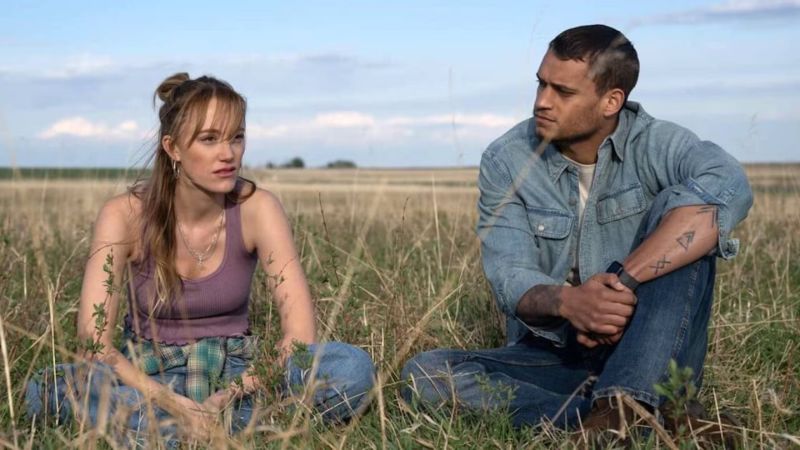 Maika Monroe y Tyriq Withers en "Reminders of Him" (2026). Michelle Faye/Universal Pictures