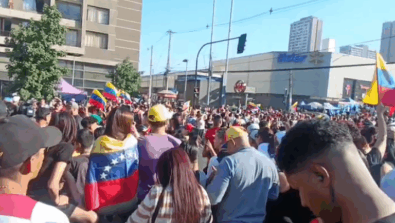 Venezolanos en Chile celebran ofensiva de EE.UU. y anuncio de captura de Nicolás Maduro