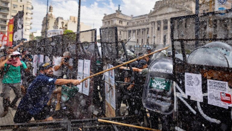 Protestas en la plaza del Congreso de Buenos Aires contra reforma laboral de Milei dejan enfrentamientos, heridos y detenidos