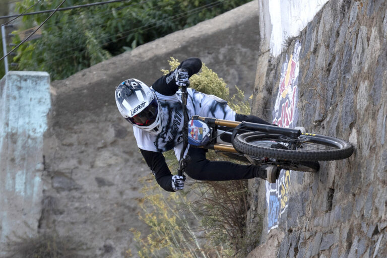 Colombiano Sebastián Holguín se corona en el Red Bull Valparaíso Cerro Abajo