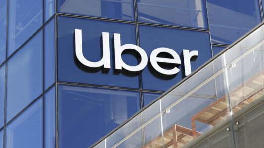 Uber invierte en Galgo y anticipa financiamiento de motos para sus repartidores en Chile a partir de 2027