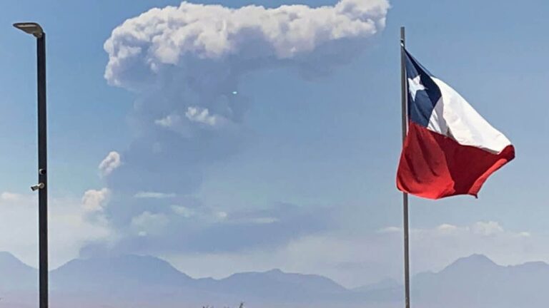 Senapred monitorea actividad sísmica y fumarola de más de un kilómetro del volcán Láscar en Antofagasta