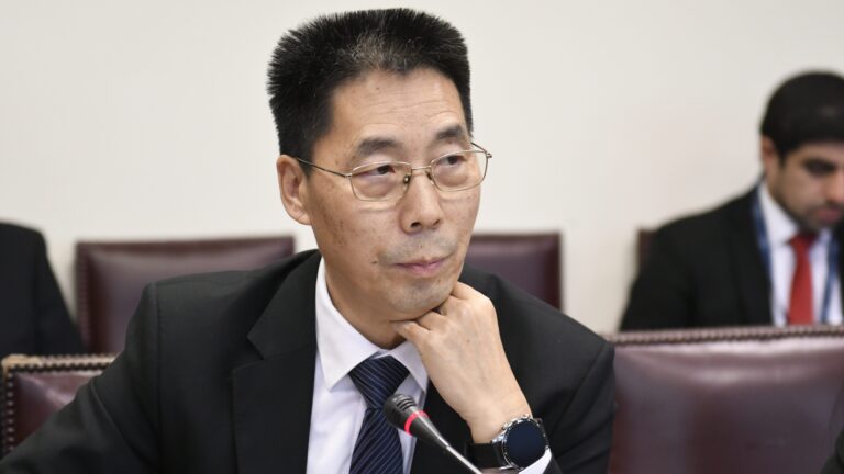 China responde a EE.UU por cable submarino: Embajador niega riesgos para la seguridad de Estados Unidos