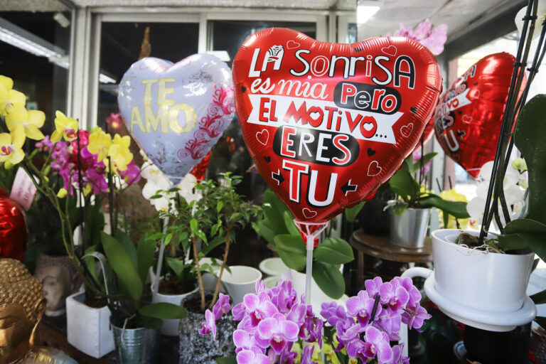 6 de cada 10 trabajadores en Chile se enamoraron en el trabajo alguna vez: 17% llegó a formar una familia con esa persona