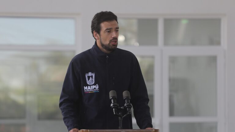 Alcalde Tomás Vodanovic acusa a presunta dirigenta de “resguardar un negocio personal” ante negativa de desalojo en toma