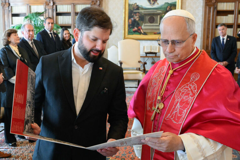 Presidente Boric envía carta al Papa León XVI para que interceda frente a crisis humanitaria en Cuba