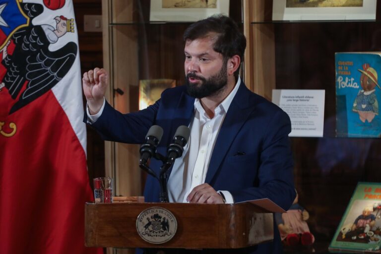 Boric dice que cable submarino se encuentra en 