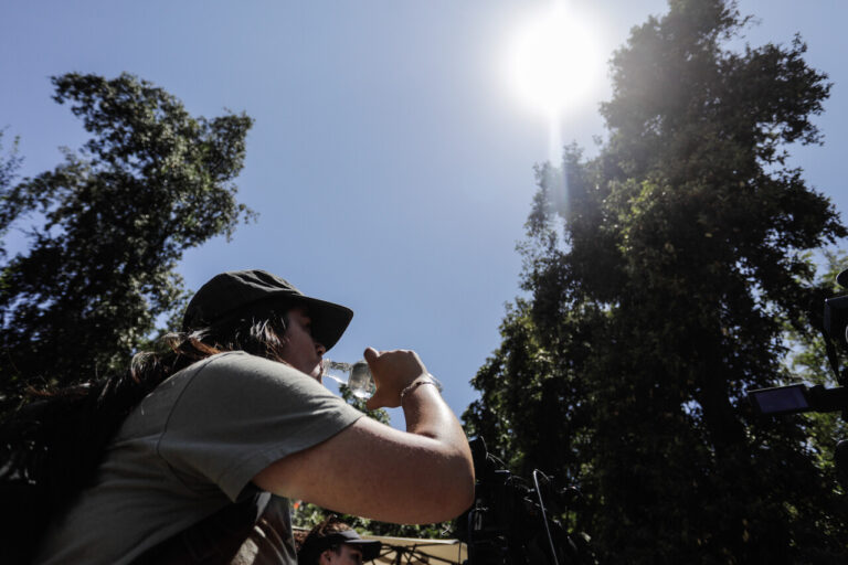 Incluido Santiago: DMC emite aviso meteorológico por altas temperaturas en cuatro regiones