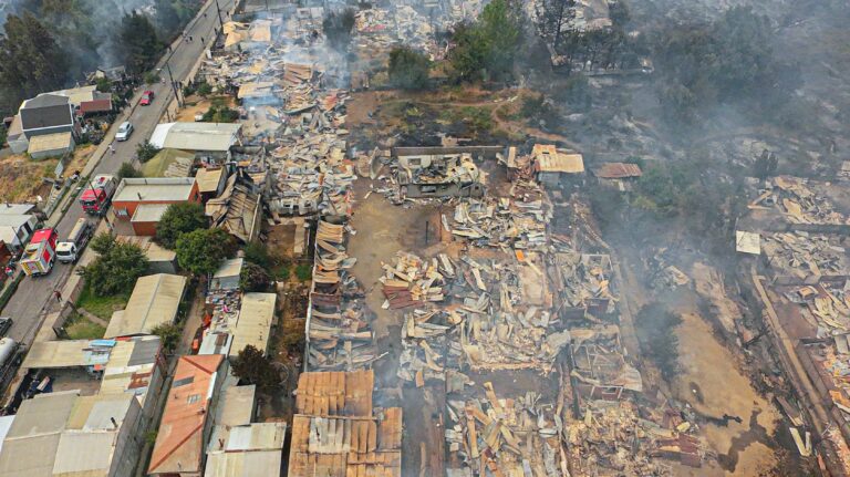 A un mes de los incendios en el Biobío: Los cruces entre el alcalde de Penco y el Gobierno por la gestión de la emergencia