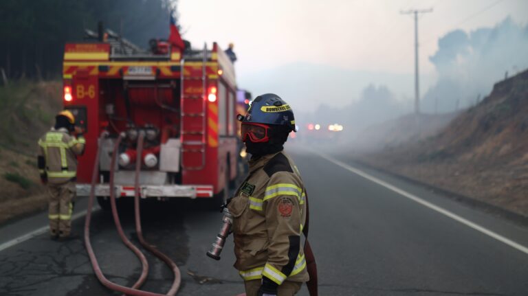 Cancelan Alerta Roja en Puente Alto por incendio forestal: SEC reporta 34 mil clientes sin suministro eléctrico
