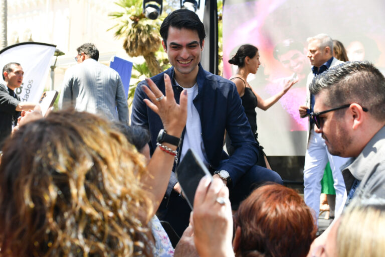 Matteo Bocelli asistió a misa en Viña del Mar antes de su show en el festival: 
