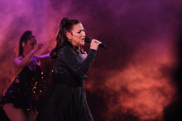 Gloria Estefan abre Viña 2026 con un espectáculo de clásicos que emocionó e hizo bailar al 