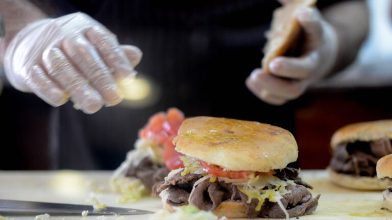 Día del Churrasco Chacarero 2026: 5 restaurantes con ofertas para disfrutar del sándwich chileno en todo Chile