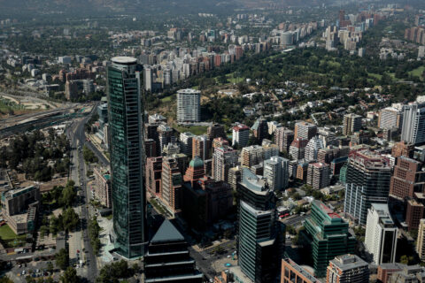 Bloomberg: Capital extranjero llega en masa a Chile mientras su postura fiscal reafirma la confianza de los inversionistas