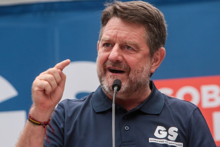 Orrego defiende programa 