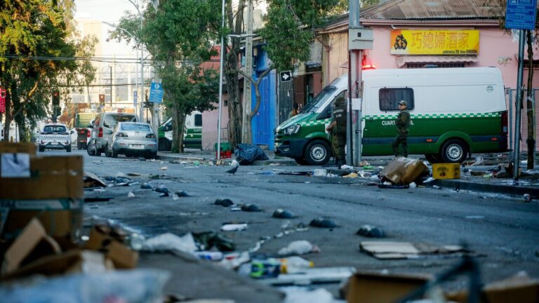 Nuevo conflicto en barrio Meiggs: Comerciantes intentan reinstalar toldos azules tras desalojo de Carabineros
