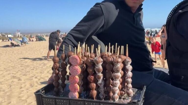 Minsal investiga frutillas bañadas en chocolate vendidas en playas tras causar alarma por no derretirse con el calor