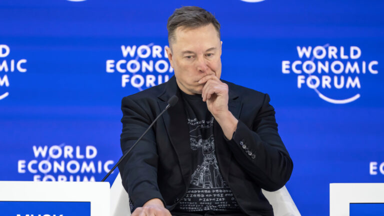 Elon Musk impulsó contenido sexual explícito en su IA Grok para aumentar su uso, según investigación