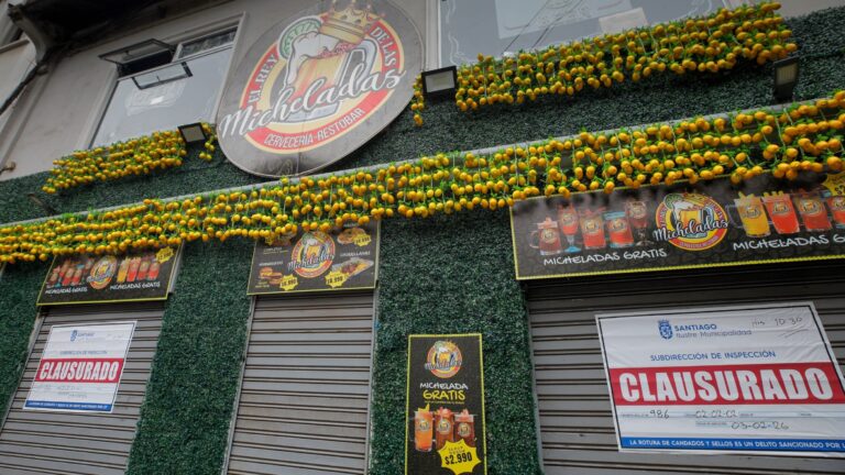 Clausuran local de “El Rey de las Micheladas” ubicado al lado de un colegio en Santiago