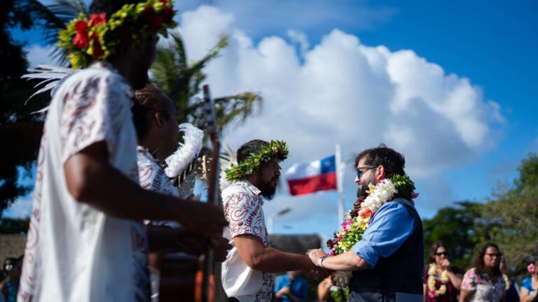 Presidente Boric llega por primera vez a Rapa Nui en medio de críticas: Así fue su arribo al territorio insular