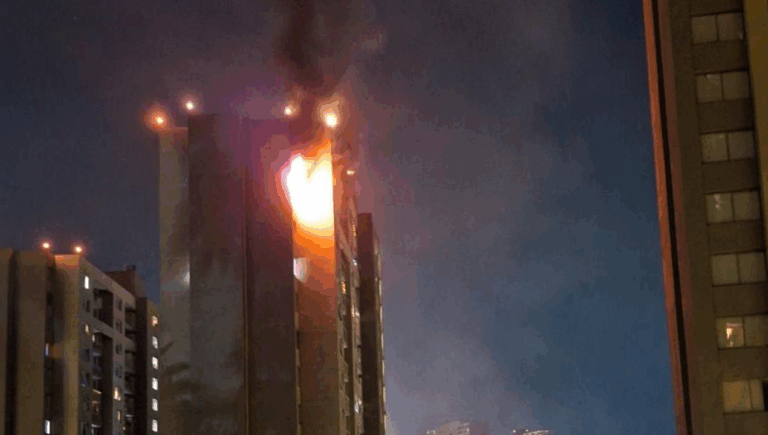 Incendio en edificio de Estación Central afecta departamento en piso 14 y obliga a evacuar a residentes