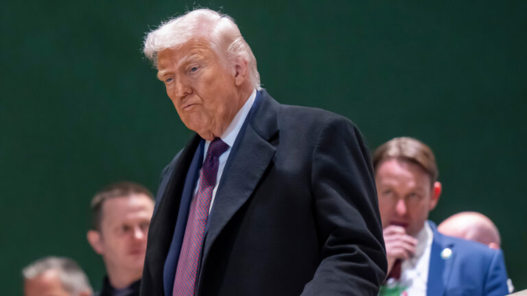 Jeque de Emiratos invierte 500 millones en criptoempresa de la familia Trump antes de la investidura, según investigación