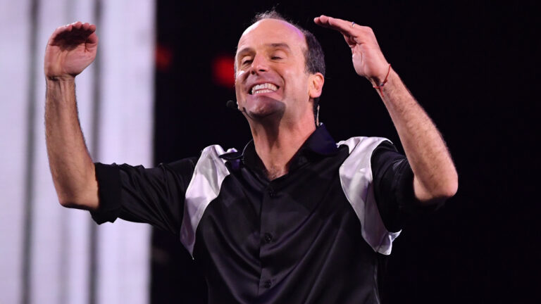 Kramer cierra la primera parte de su rutina en Viña 2026 con imitaciones políticas: Matthei, Parisi, Jara y Kast dividen al público