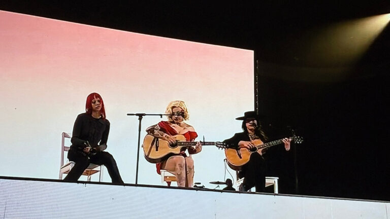 Mon Laferte regresó a Viña 2026 con invitadas de lujo: Akriilla y Javiera Electra la acompañaron en el escenario