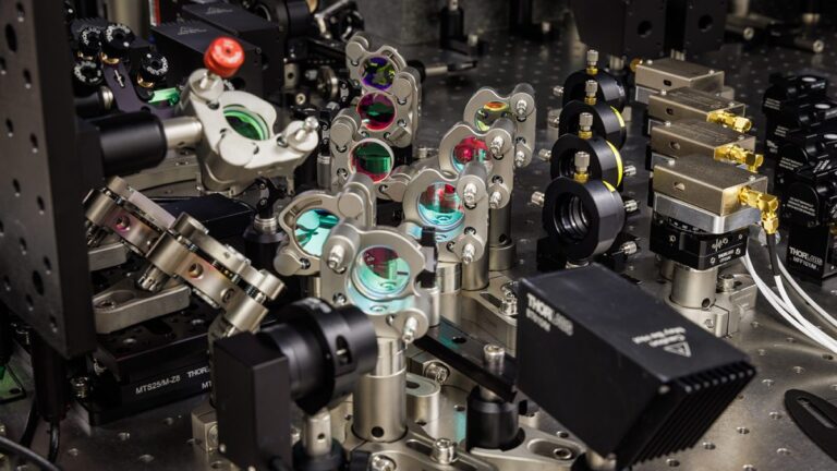 Ni en discos duros ni en la nube: Microsoft optó por alternativa que duraría más de 10.000 años