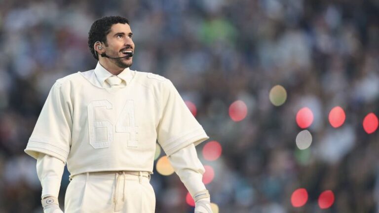 La moda en el Super Bowl 2026: La apuesta de Bad Bunny por el minimalismo y el homenaje a la historia de Puerto Rico