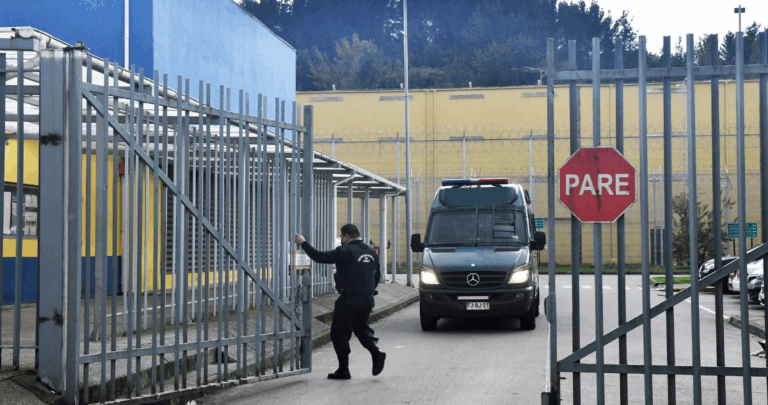 “Monasterio 2.0”: PDI y Gendarmería desarticulan red de “pelotazos” a la cárcel de Valdivia y detienen a siete personas