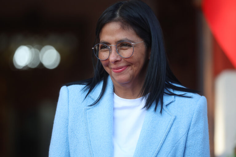 Delcy Rodríguez dice que fue invitada a Estados Unidos y asegura que Maduro sigue siendo el “presidente legítimo” de Venezuela