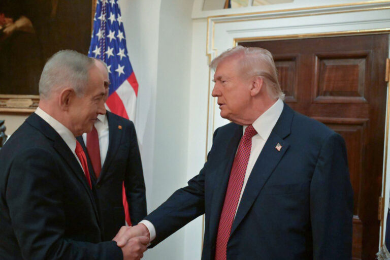 Trump se reúne con Netanyahu en Washington e insiste en lograr un acuerdo con Irán