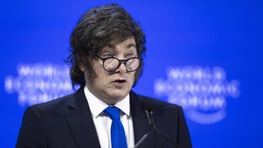 Milei endurece ley migratoria: extranjeros arriesgan expulsión por mensajes de odio contra Argentina