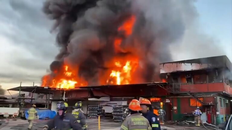 Gigantesco incendio afecta a fábrica de telas en Independencia: Bomberos combaten las llamas