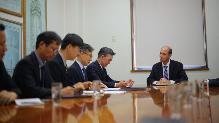 Ministro Arrau se reunió con representantes de Hyundai para abordar avances en construcción del puente Chacao