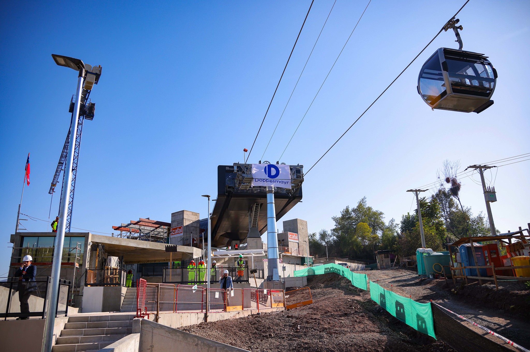 Teleférico Bicentenario inicia pruebas técnicas de cabinas: Obras llegaron a 75% de avance/MOP